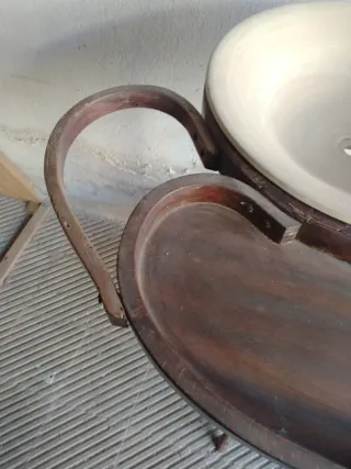 Lavabo antiguo de madera y cerámica