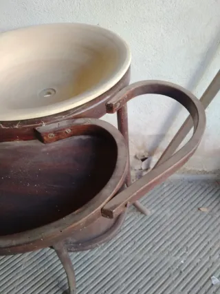 Lavabo antiguo de madera y cerámica