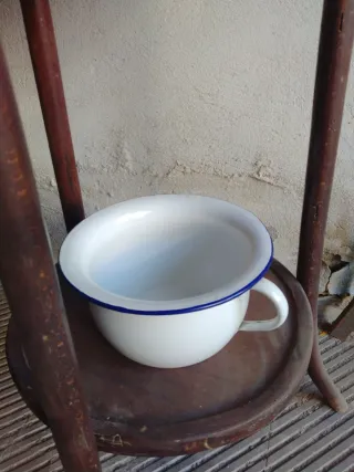 Lavabo antiguo de madera y cerámica