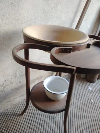 Lavabo antiguo de madera y cerámica