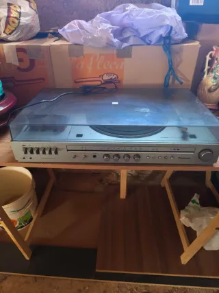 Toca discos Panasonic gris y plateado