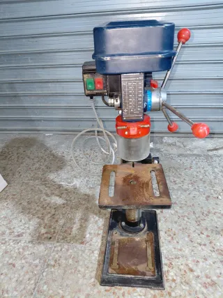 Taladro de columna azul