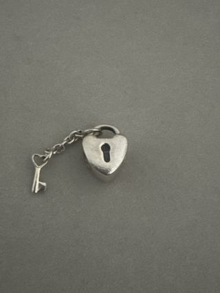 Charm Pandora Corazón con Llave Plata