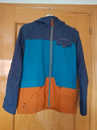 Chubasquero Quechua azul y naranja