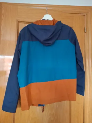 Chubasquero Quechua azul y naranja