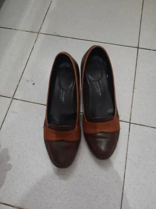 Zapatos de tacón marrones de piel