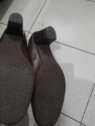 Zapatos de tacón marrones de piel