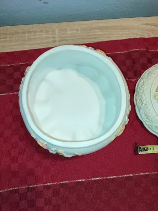 Ciotola con coperchio decorata