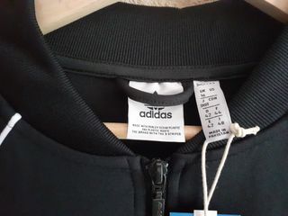 Sudadera Adidas negra etiquetada