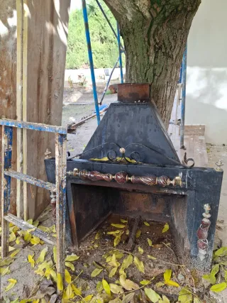 Chimenea de forja negra y dorada