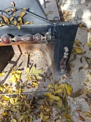 Chimenea de forja negra y dorada