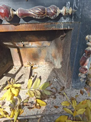 Chimenea de forja negra y dorada