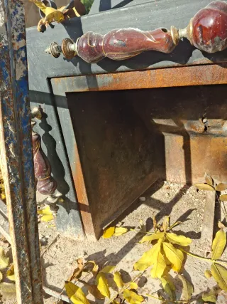 Chimenea de forja negra y dorada