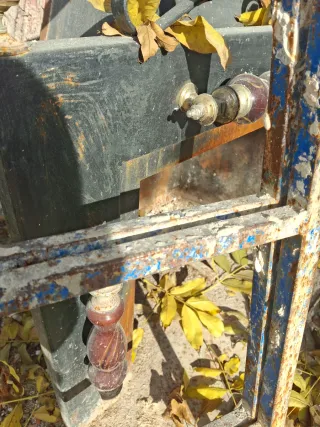 Chimenea de forja negra y dorada