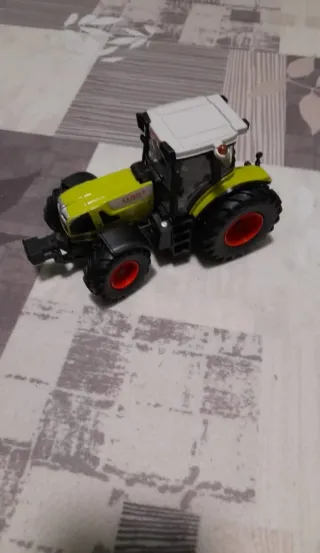 Tractor miniatura Claas