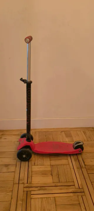 Patinete 3 ruedas rojo. Marca Micro