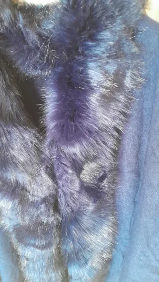 Mantella con pelliccia sintetica blu notte
