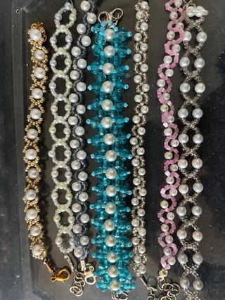 Pulseras de cuentas doradas y azules