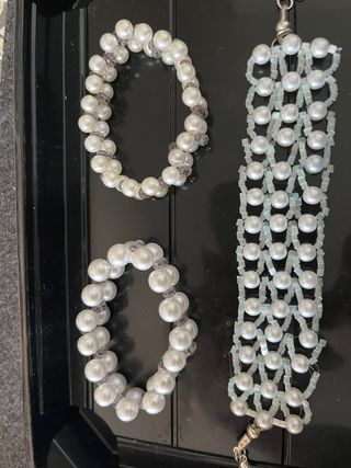 Pulseras de cuentas doradas y azules