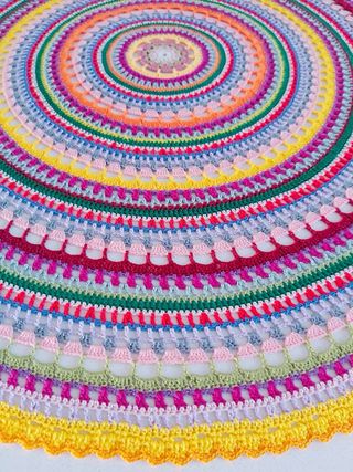 Tapete redondo ganchillo estilo mandala. 55 cm diá
