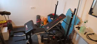 Banco de press banca y barra de pesas