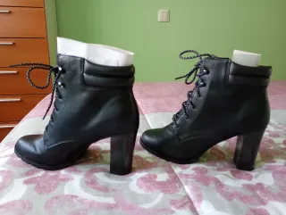 Botines negros con cordones y tacón