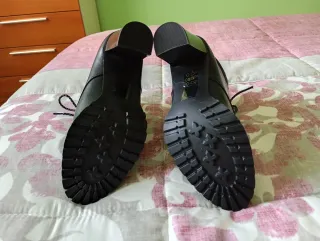 Botines negros con cordones y tacón