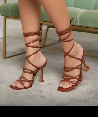 Sandali marroni con tacco e lacci