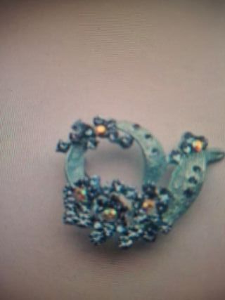 Broche pedrería azul y dorado