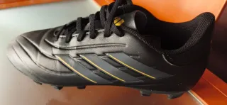 Guayos de fútbol negros