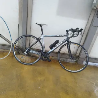 Bicicleta de carretera con accesorios