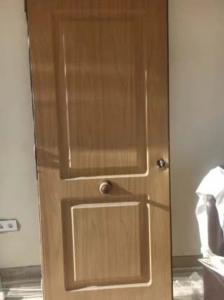 Puerta de seguridad madera clara.