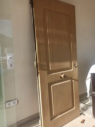 Puerta de seguridad madera clara.