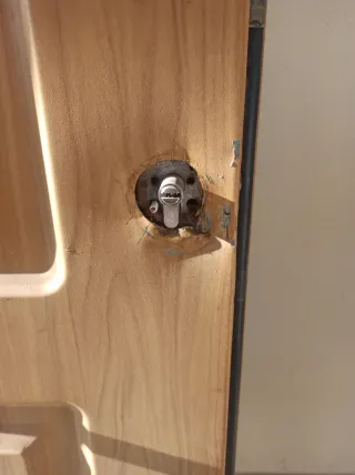 Puerta de seguridad madera clara.