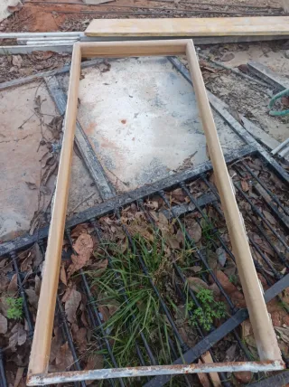 Puerta de seguridad madera clara.