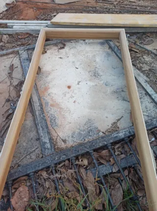 Puerta de seguridad madera clara.