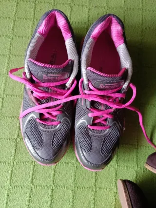 Zapatillas y Botas Marrones y Rosas