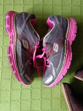 Zapatillas y Botas Marrones y Rosas