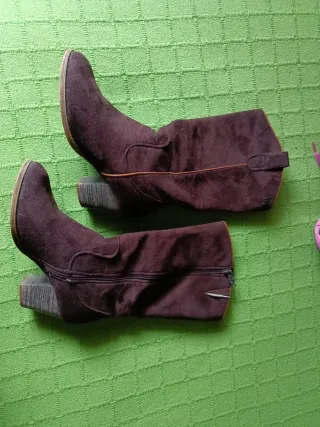 Zapatillas y Botas Marrones y Rosas