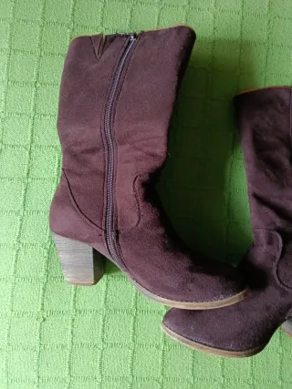 Zapatillas y Botas Marrones y Rosas