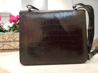 Bolso de cuero marrón con H plateada