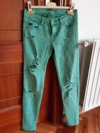 Pantalón vaquero verde desgastado