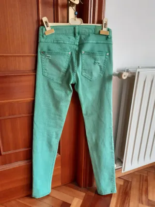 Pantalón vaquero verde desgastado
