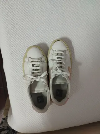 Zapatillas Veja Blancas y Rosas