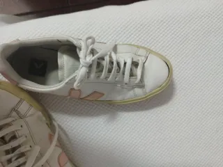 Zapatillas Veja Blancas y Rosas
