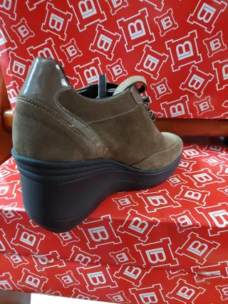 Scarpe donna con zeppa scamosciate colore castoro