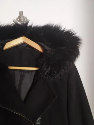 Chaqueta negra con capucha y cremallera