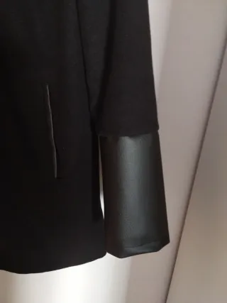 Chaqueta negra con capucha y cremallera