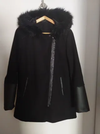 Chaqueta negra con capucha y cremallera