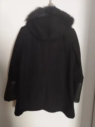 Chaqueta negra con capucha y cremallera